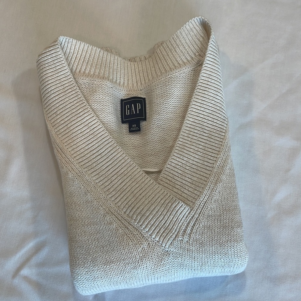 GAP • Crossover V Neck Sweater • Size XS • Marshmallow (Cream/Tan) - Picture 2 of 10